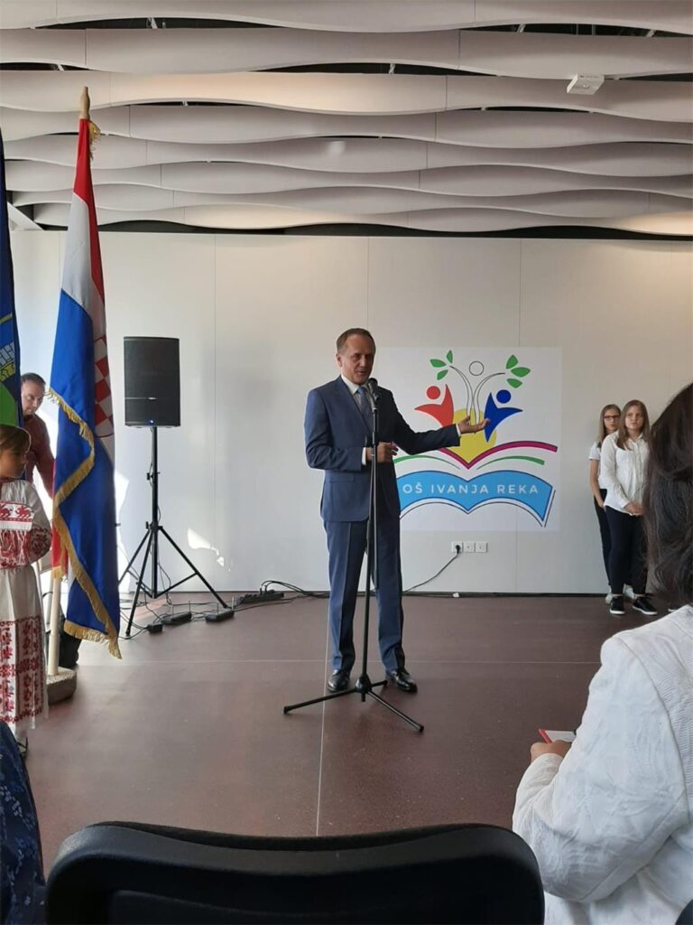 [OTVORILI SMO SVOJA VRATA] Svečano otvorena OŠ Ivanja Reka, 110 ...